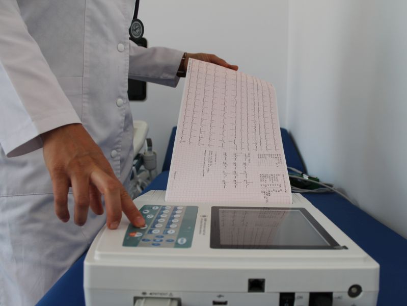 Aparat EKG Clinica Visalia