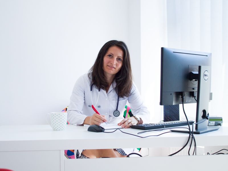 Dr. Adina Olău - medic primar Clinica Visalia